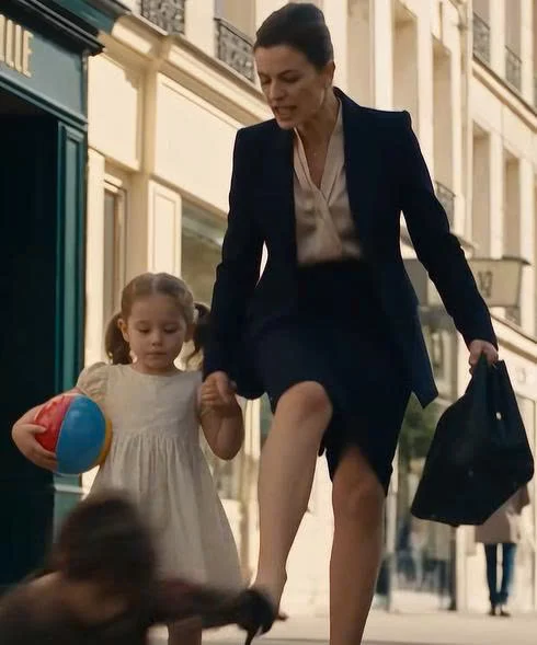 ELLE CHASSE UN GARÇON PAUVRE… MAIS QUAND IL SAUVE SA FILLE, UNE MARQUE SUR SON COU RÉVÈLE UN SECRET BOULEVERSANT !